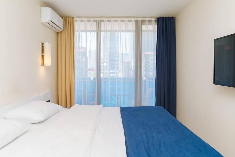 Bed, TV and multimedia, View (from property/room), City view