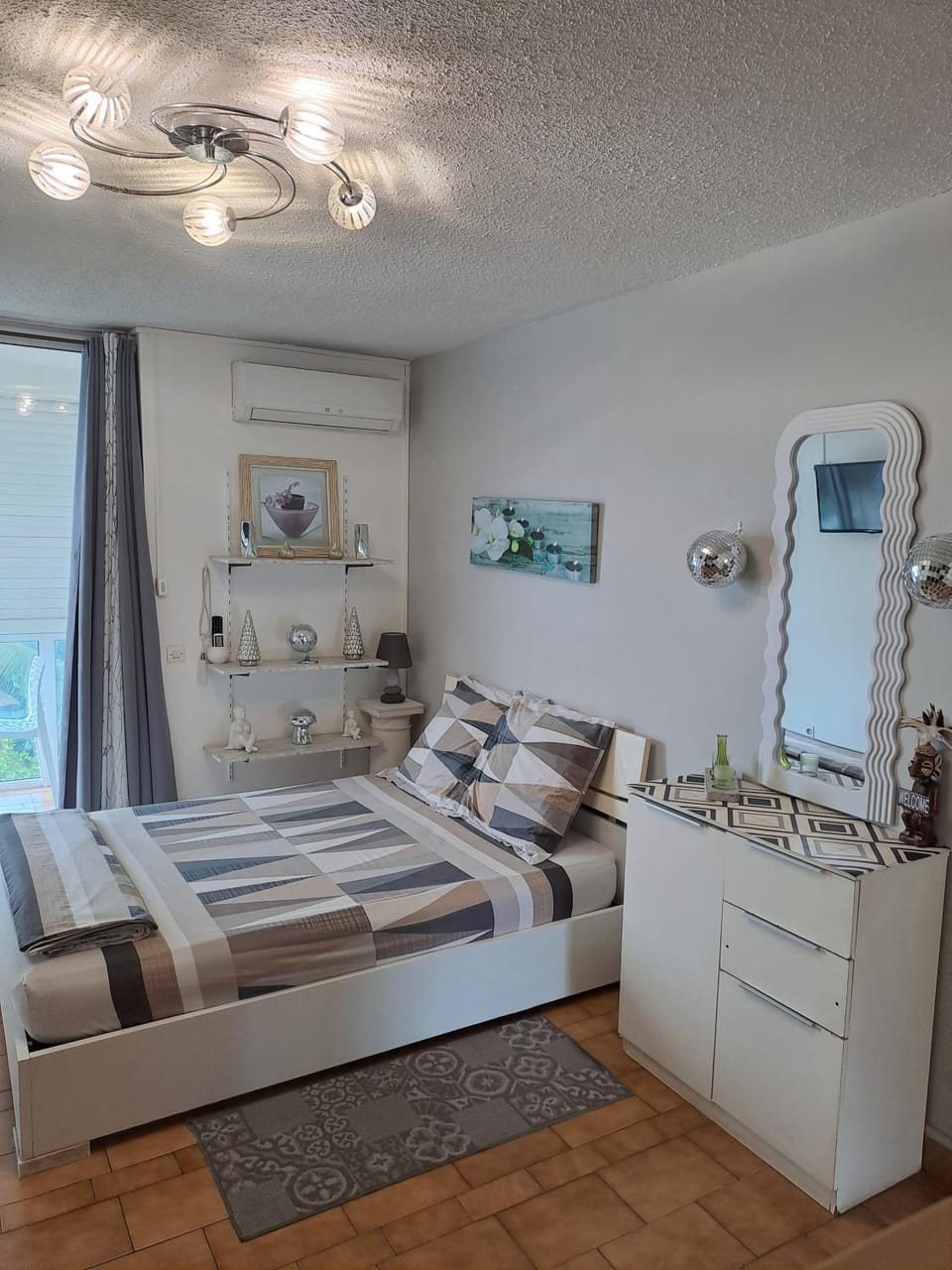 Bed, Photo of the whole room