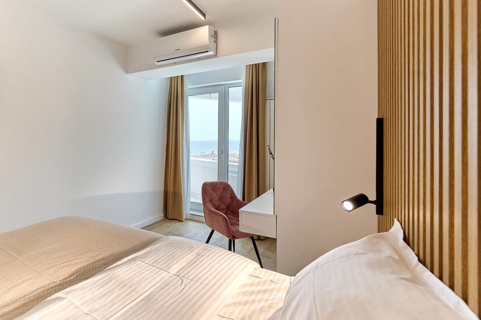 Bedroom, air conditioner