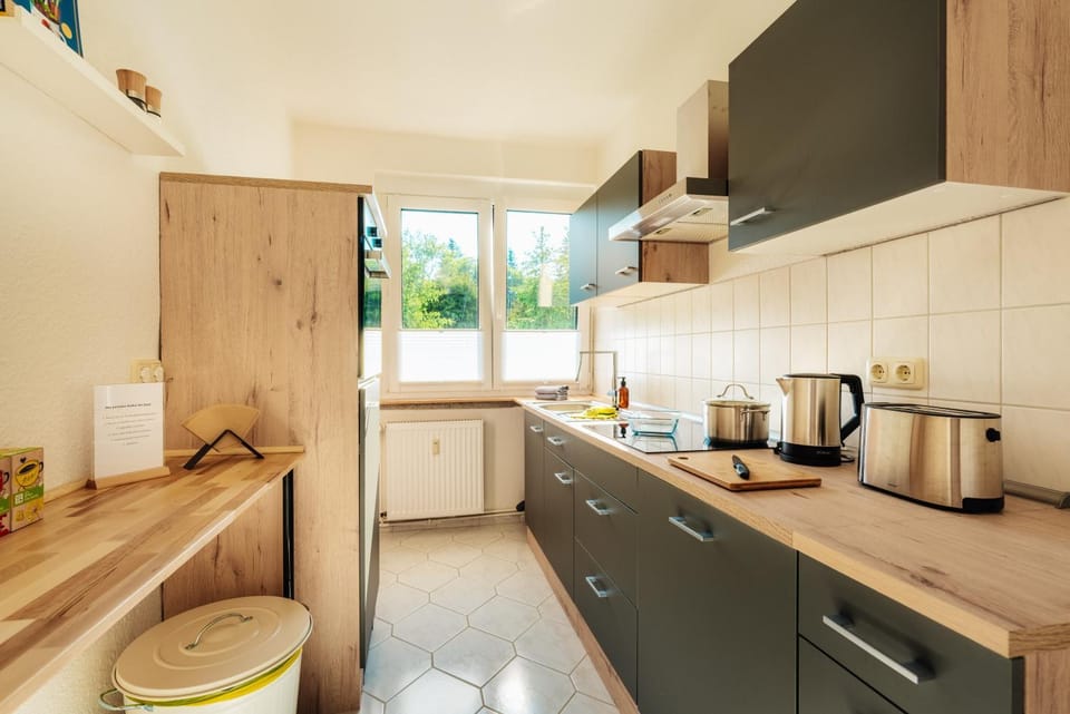 Coffee/tea facilities, Kitchen or kitchenette, dishwasher, stove, toaster