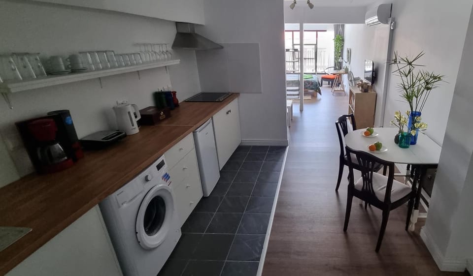 Kitchen or kitchenette, Dining area, washing machine