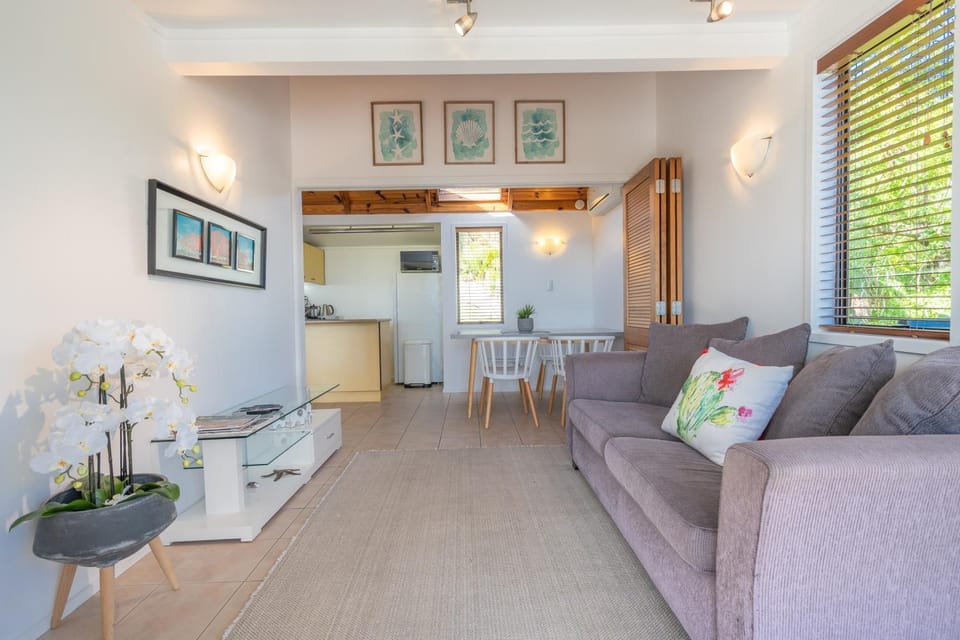 Palm Beach Cottage with Private Spa Pool Villa in Auckland Region