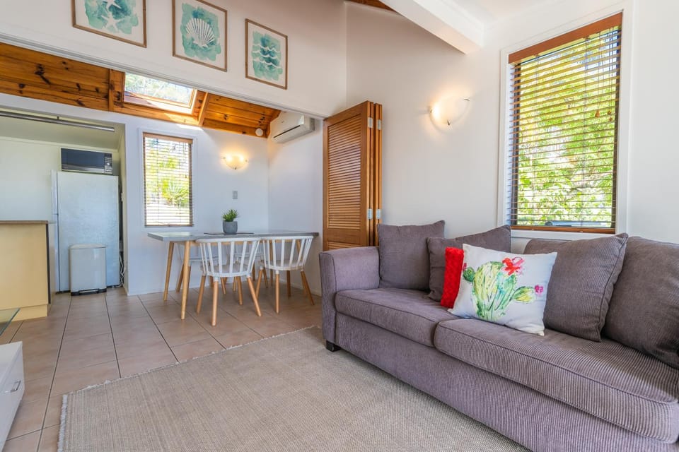 Palm Beach Cottage with Private Spa Pool Villa in Auckland Region