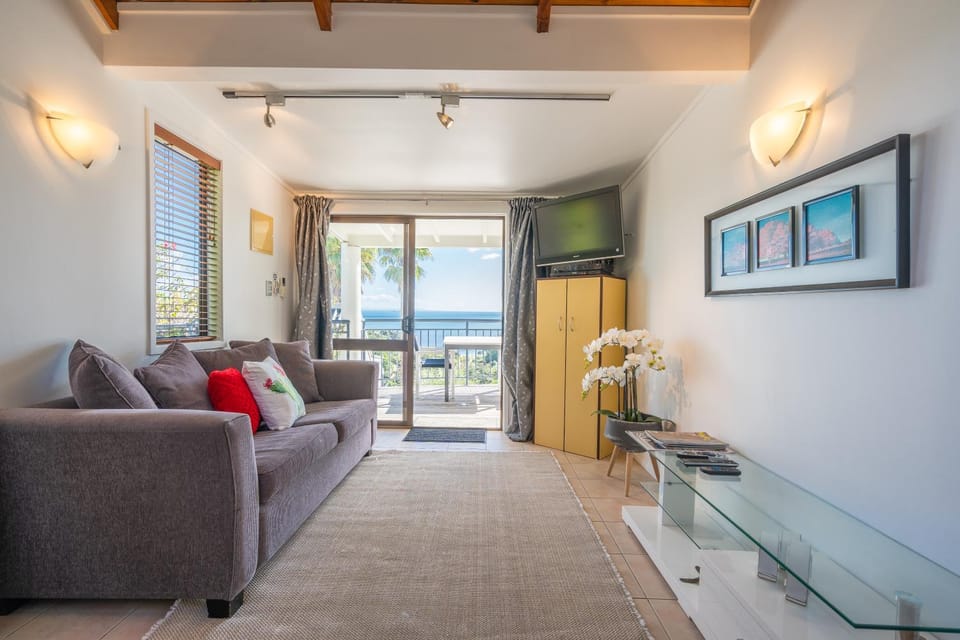Communal lounge/ TV room, Natural landscape, Living room, Seating area, Sea view