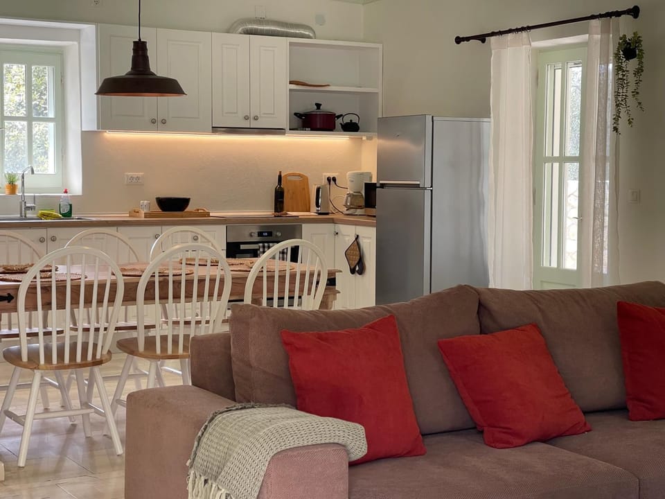 Kitchen or kitchenette, Living room, Seating area, Dining area