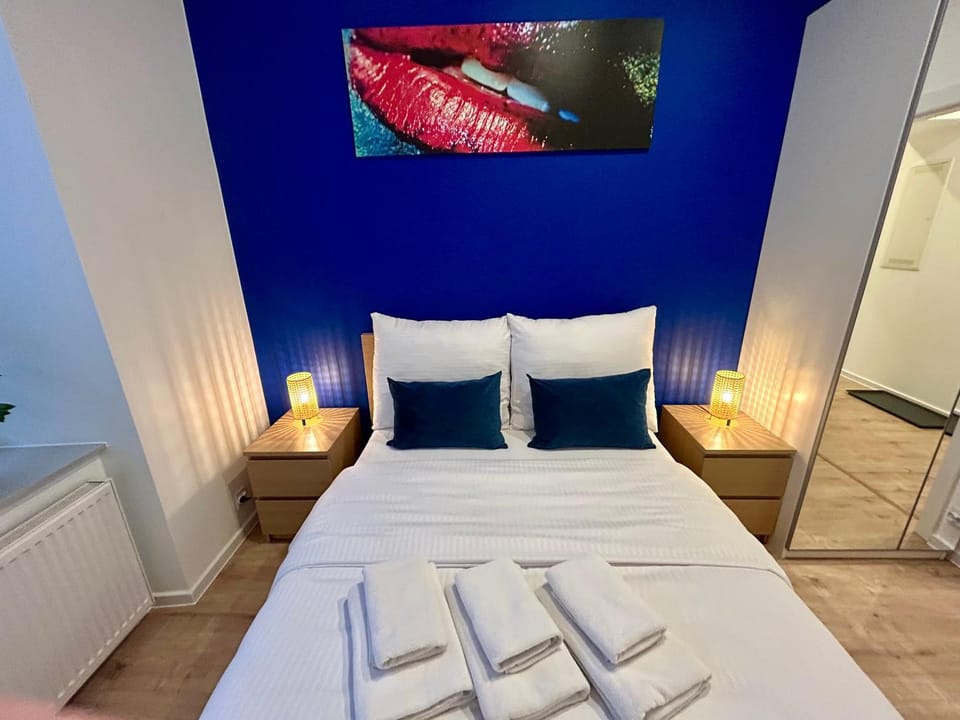 Bed, Photo of the whole room, Bedroom, towels