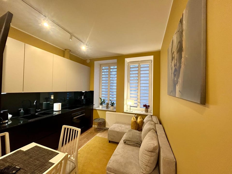 TV and multimedia, Kitchen or kitchenette, Living room, Seating area, Dining area, stove