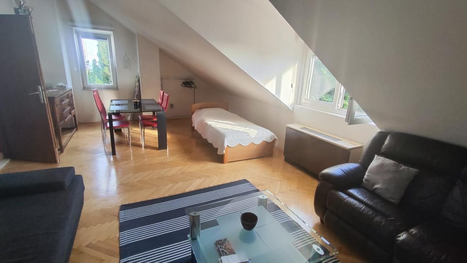 Bed, Living room
