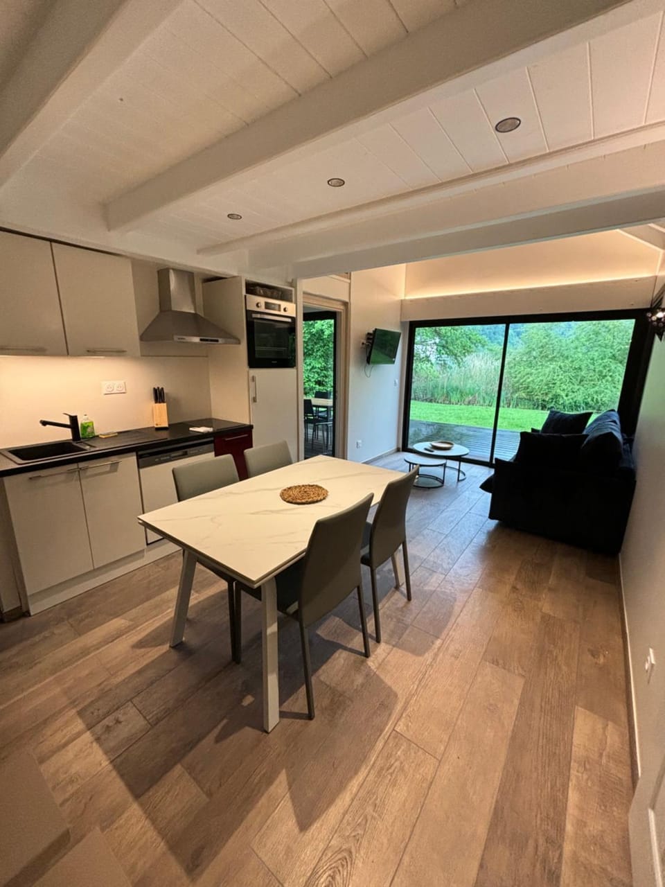 Chalet les pieds dans l'eau Lac Aiguebelette Chalet in Auvergne-Rhône-Alpes