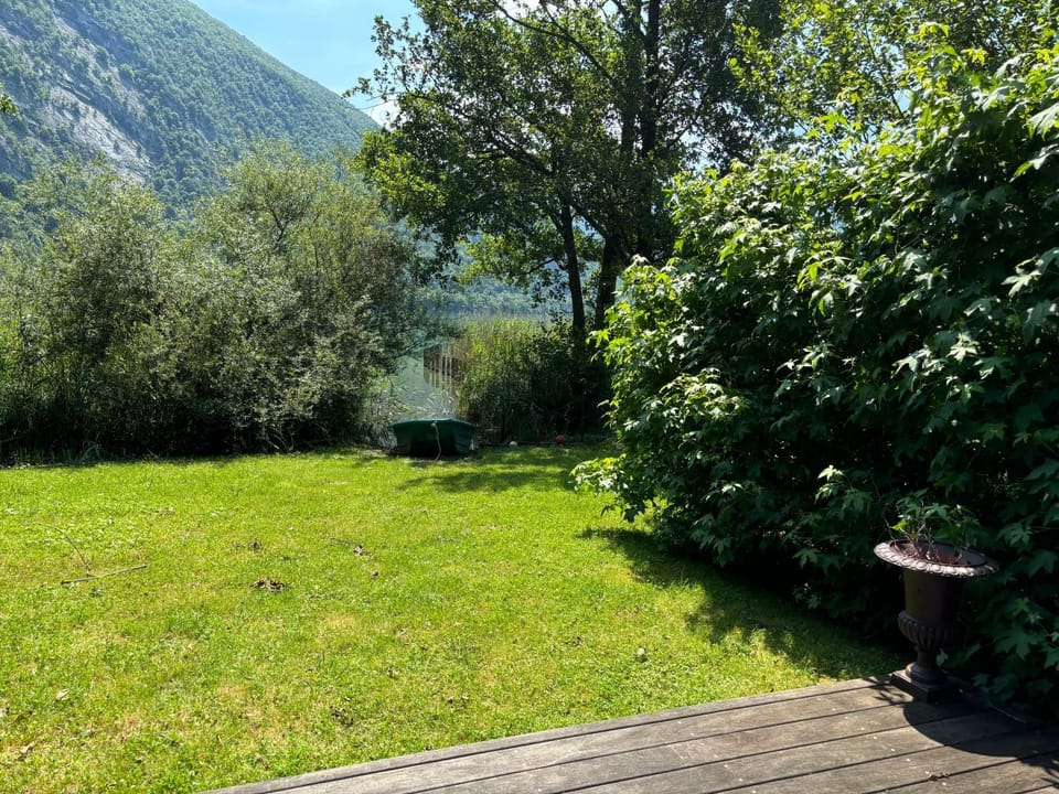 Chalet les pieds dans l'eau Lac Aiguebelette Chalet in Auvergne-Rhône-Alpes