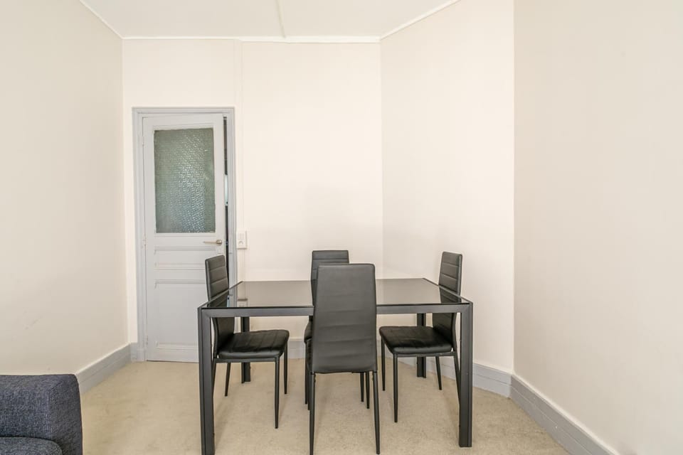 Seating area, Dining area