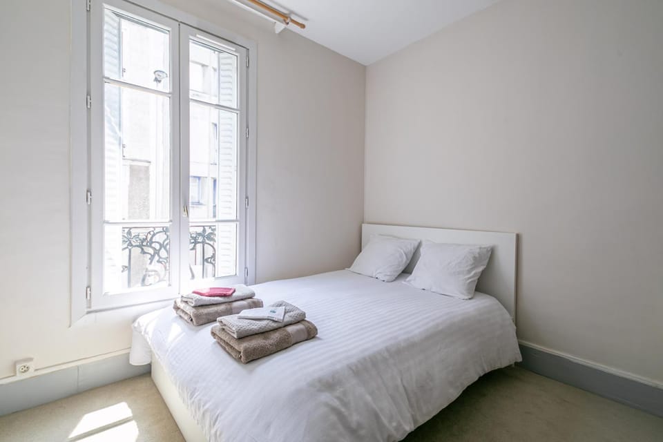 Bed, Photo of the whole room, towels