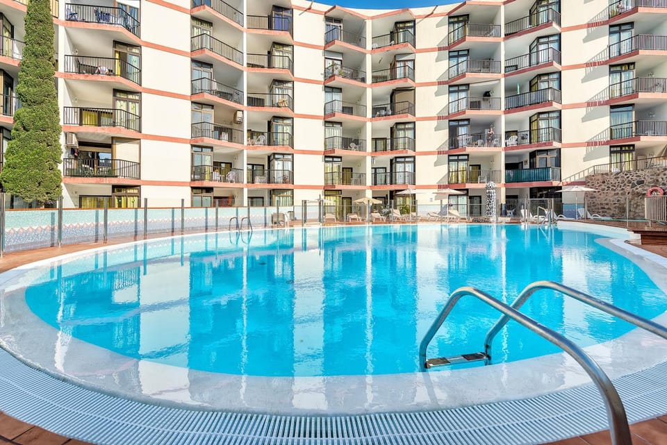 Swimming pool, sunbed