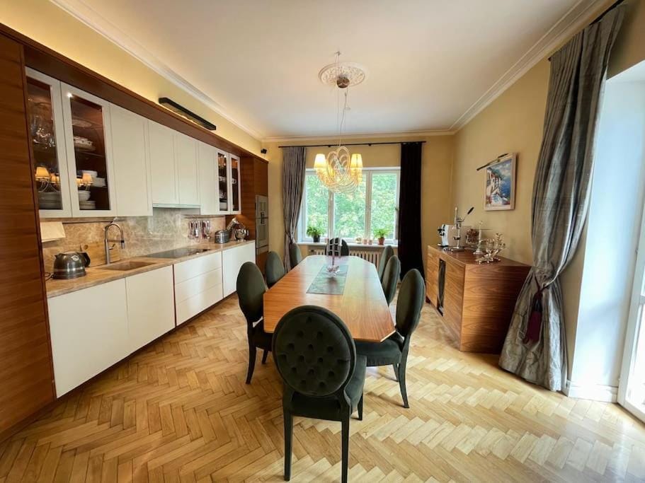 Kitchen or kitchenette, Seating area, Dining area