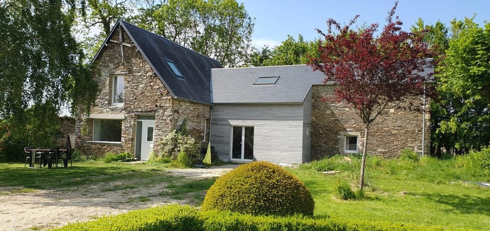 Property building, Natural landscape, Garden, Balcony/Terrace