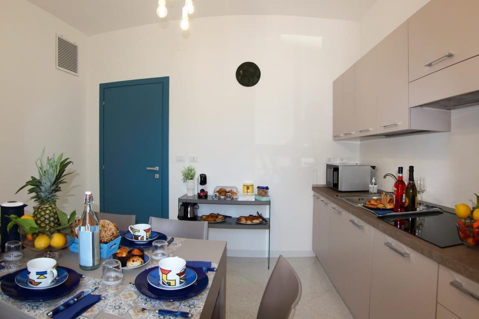 Coffee/tea facilities, Balcony/Terrace, Communal kitchen, Breakfast, Drinks, microwave, air conditioner