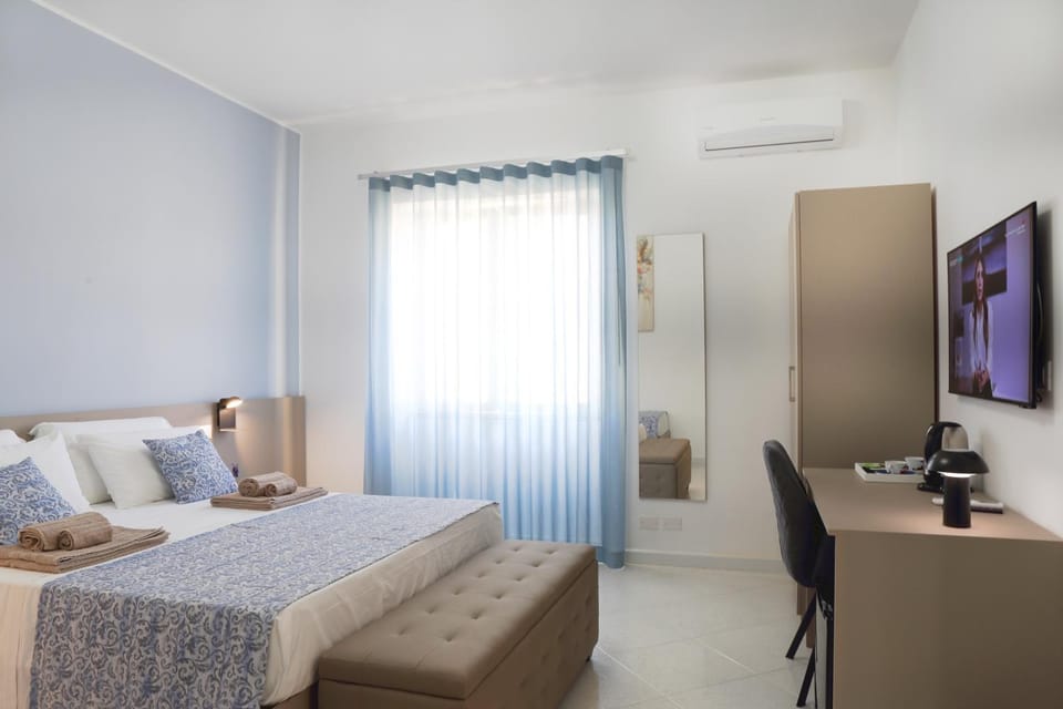 Shower, Bathroom, TV and multimedia, Bedroom, Garden view, minibar, air conditioner