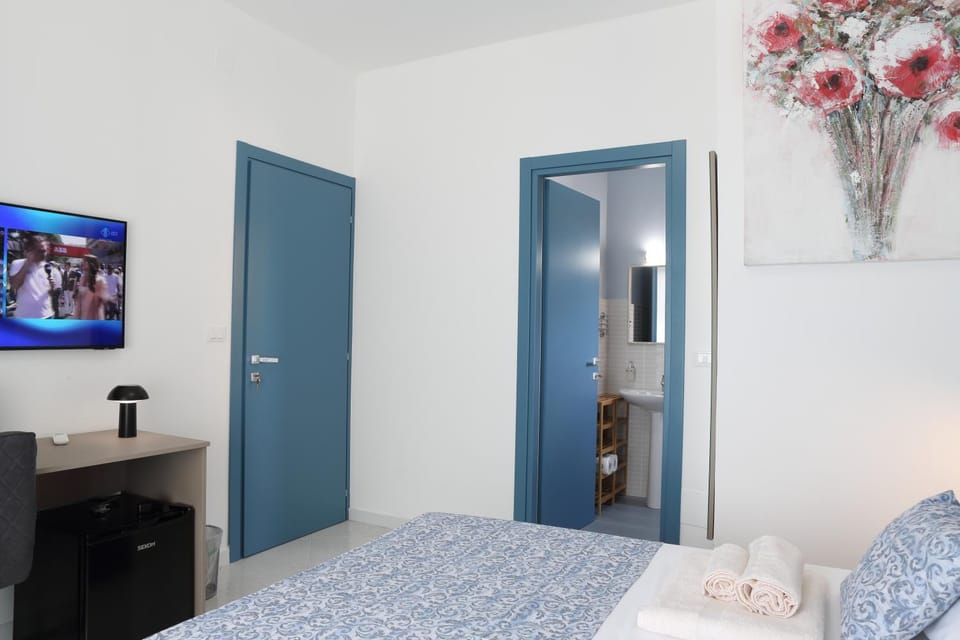 Shower, Bathroom, TV and multimedia, Bedroom, City view, minibar, air conditioner
