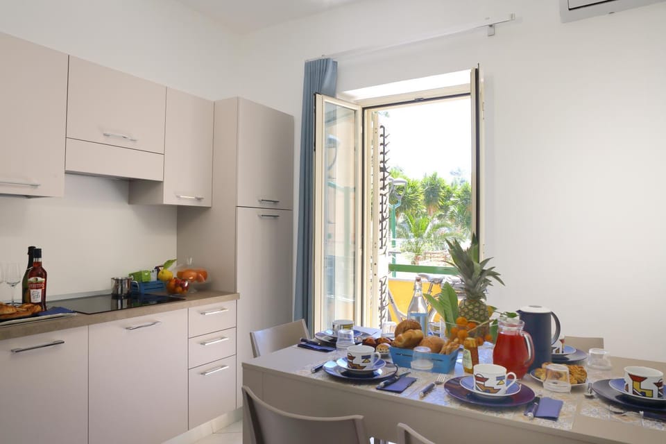 Coffee/tea facilities, Balcony/Terrace, Communal kitchen, Breakfast, Drinks, microwave, air conditioner