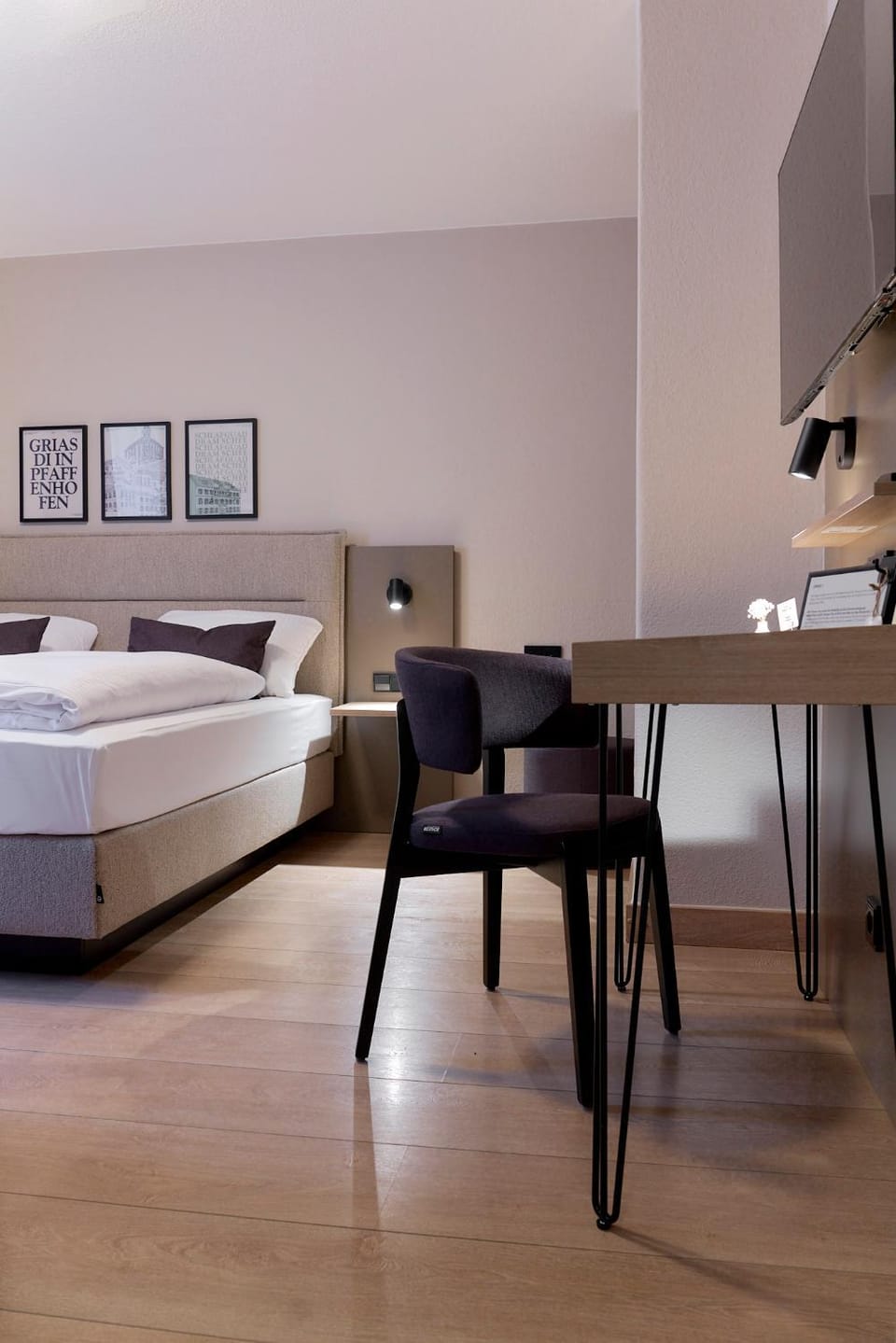 Photo of the whole room, Bedroom