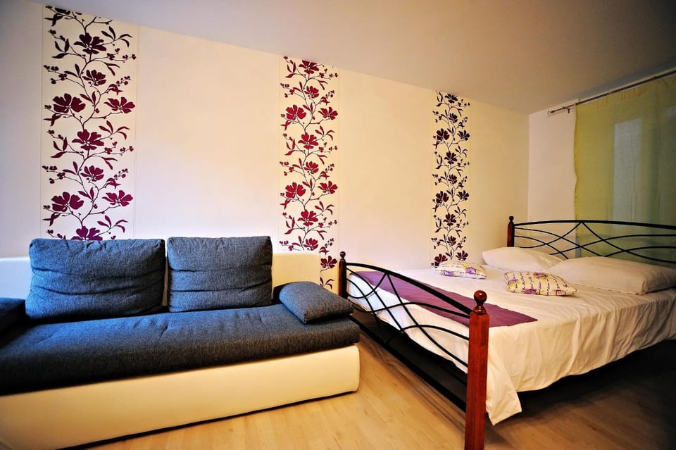 Bed, Living room, Bedroom