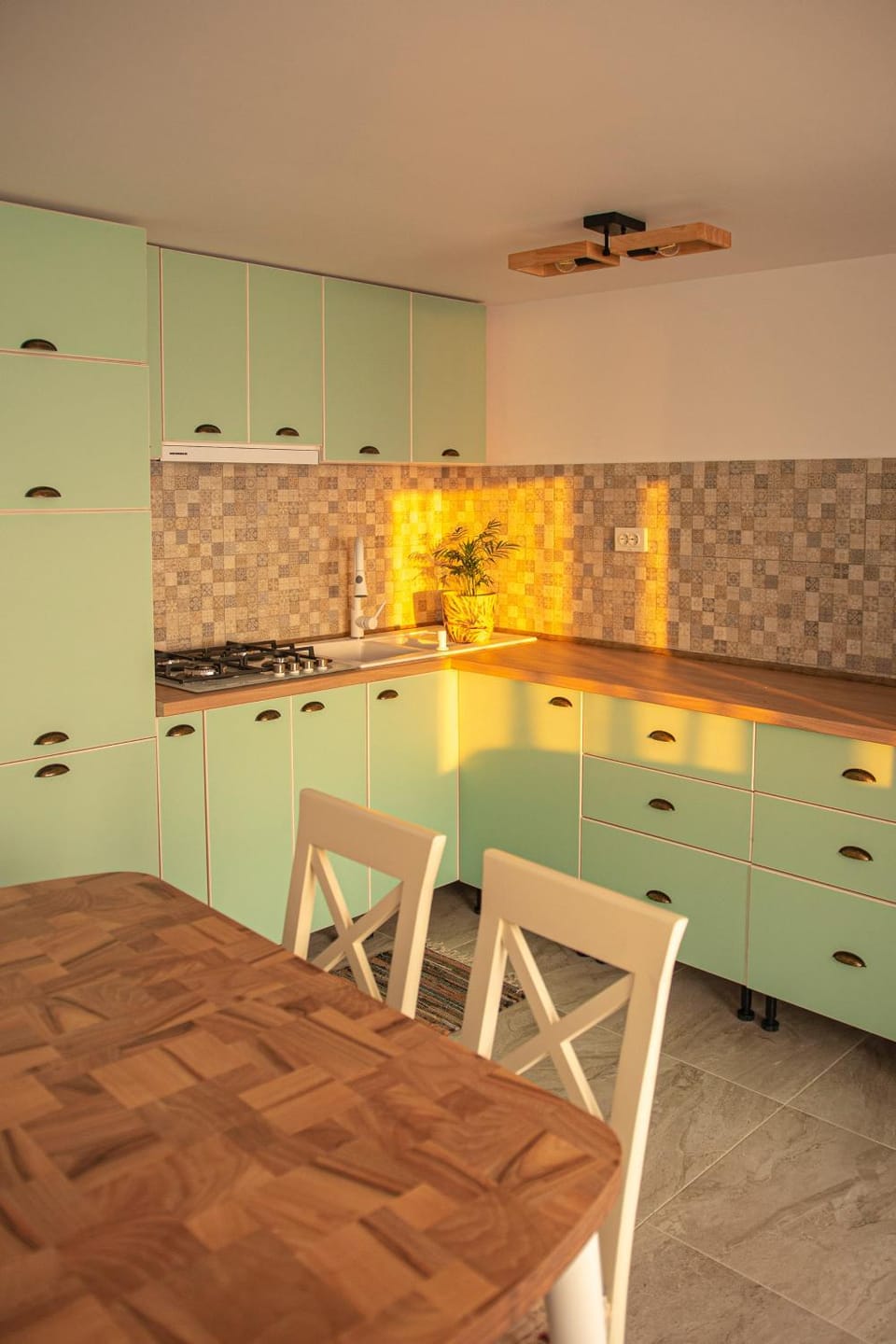 Kitchen or kitchenette, Dining area