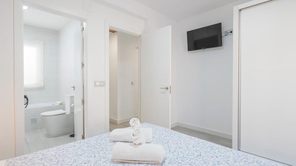 Shower, Bed, Photo of the whole room, towels