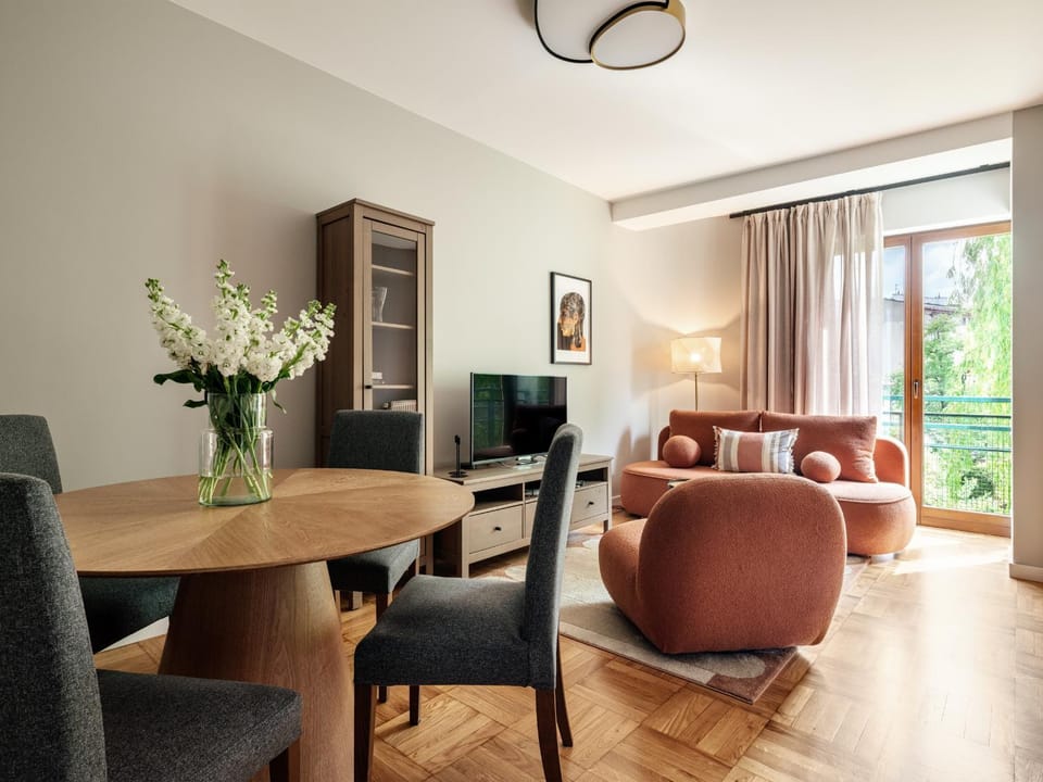 TV and multimedia, Living room, Photo of the whole room, Dining area, internet