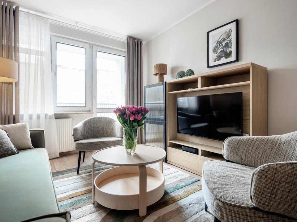 Day, TV and multimedia, Living room, Photo of the whole room, Decorative detail, internet, locker