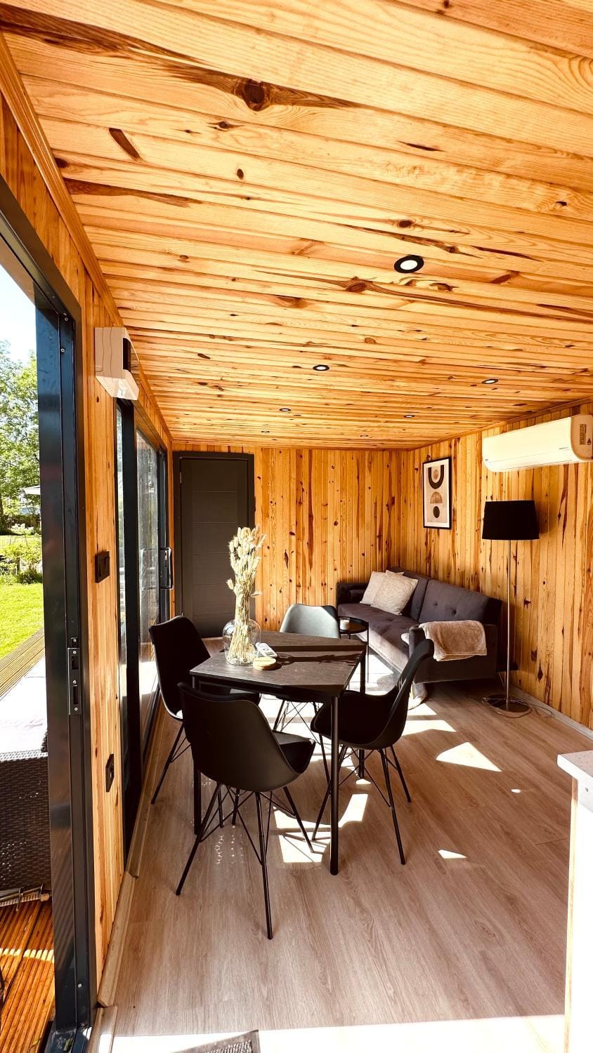 Cozy Tiny House bij het Leekstermeer House in Drenthe (province)
