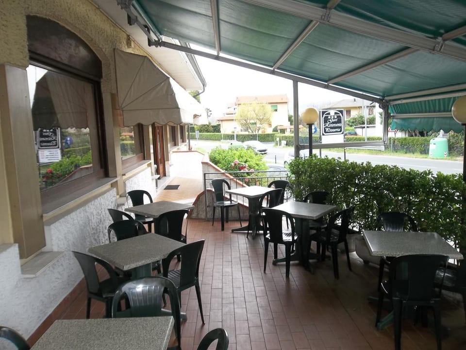 Restaurant/places to eat, Balcony/Terrace