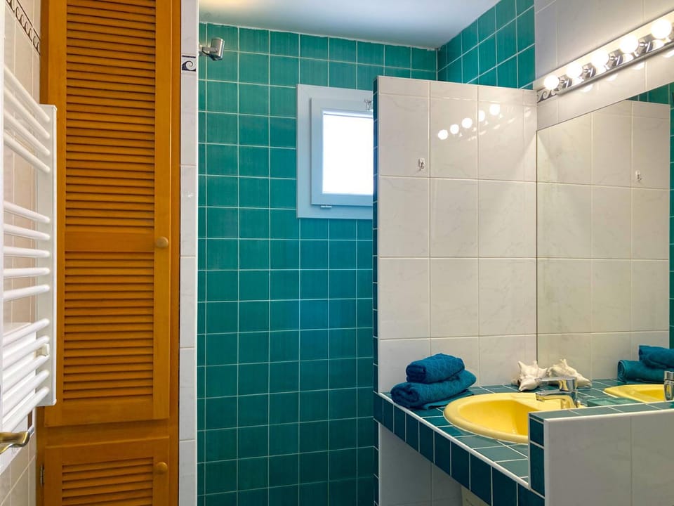 Shower, Bathroom, towels