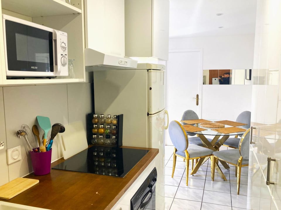 Kitchen or kitchenette, Dining area, minibar, pet friendly, stove