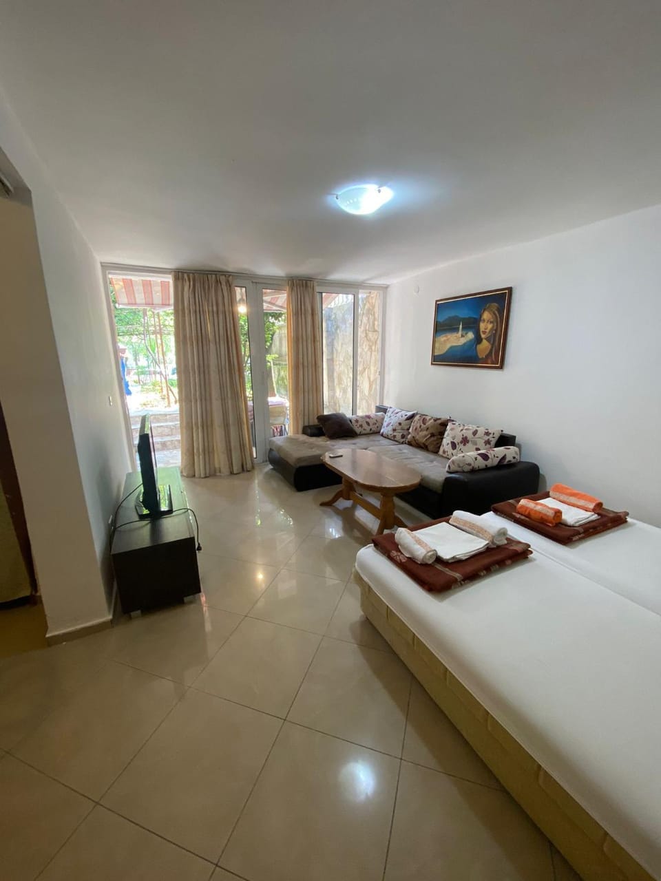 Bed, TV and multimedia, Living room, Photo of the whole room, Seating area, Bedroom