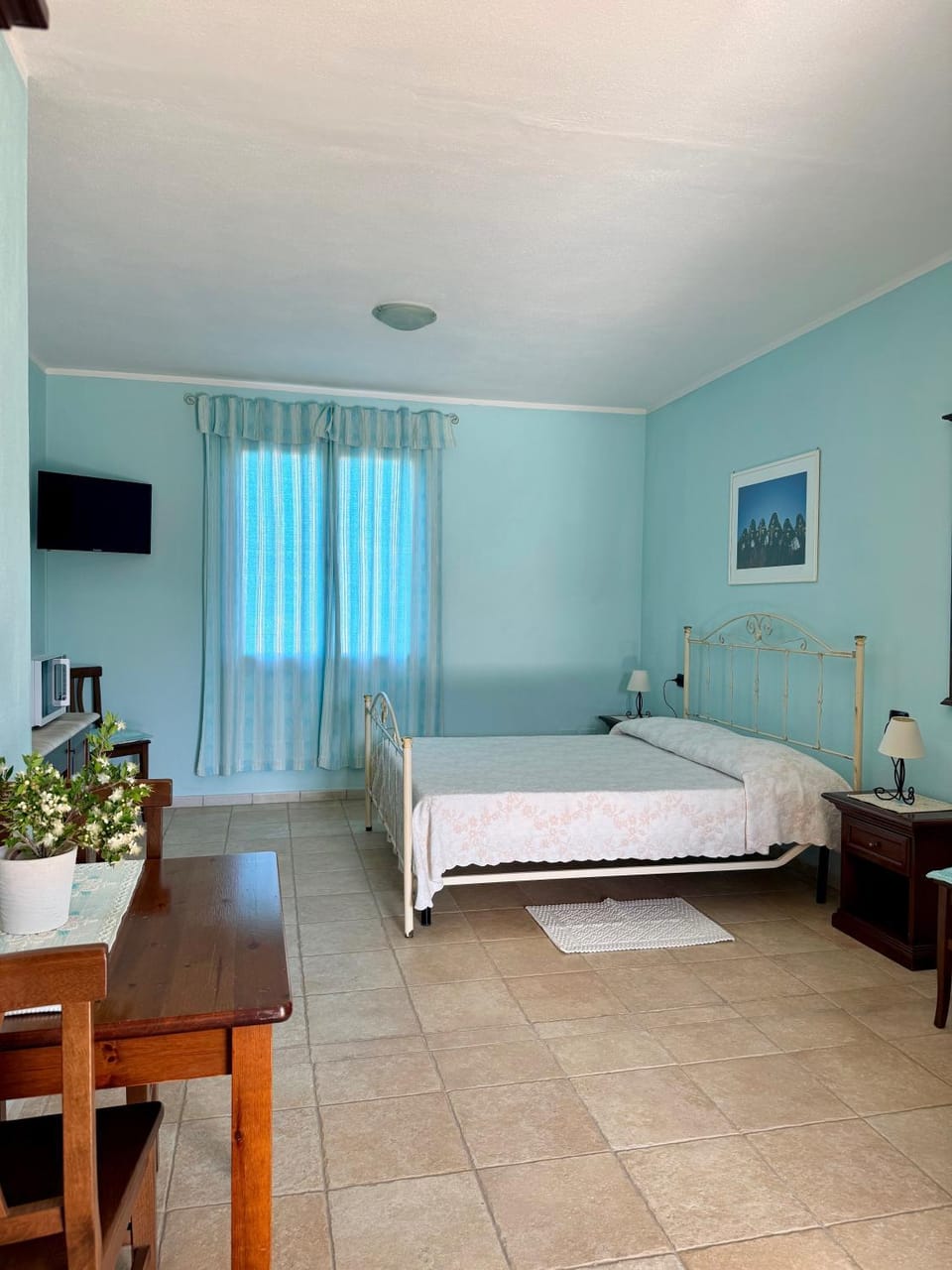 Bed, TV and multimedia, Photo of the whole room, Bedroom