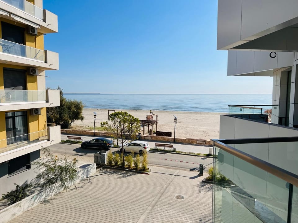 DAMAR Infinity Beach and Pool Mamaia- private parking Apartment in Constanța County