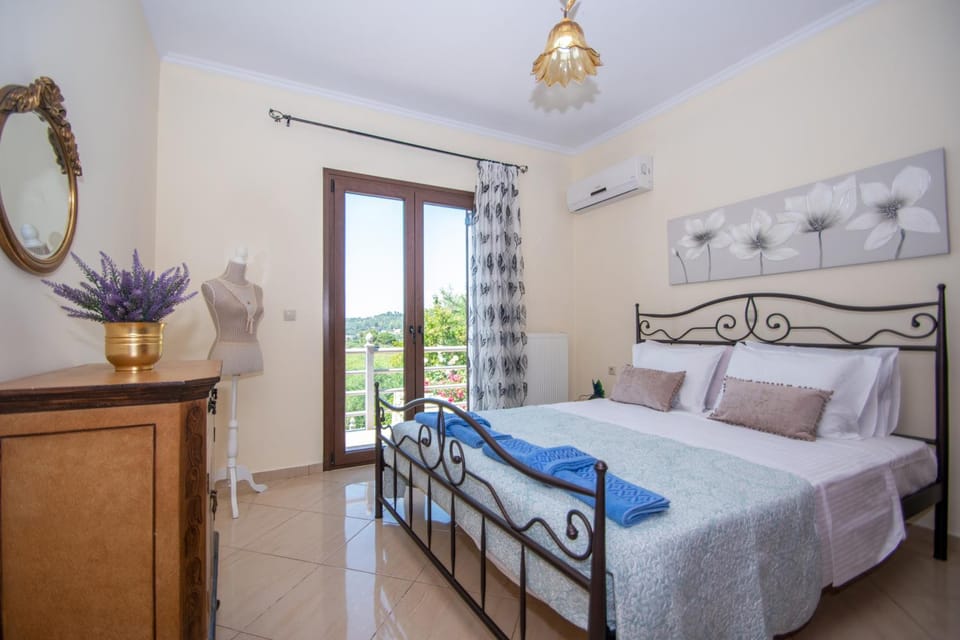 Bed, Photo of the whole room, Bedroom, towels, air conditioner