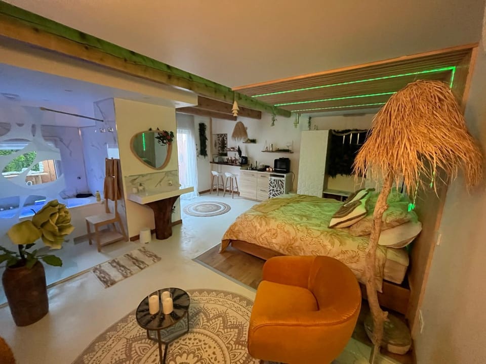 Kitchen or kitchenette, Seating area, Bedroom
