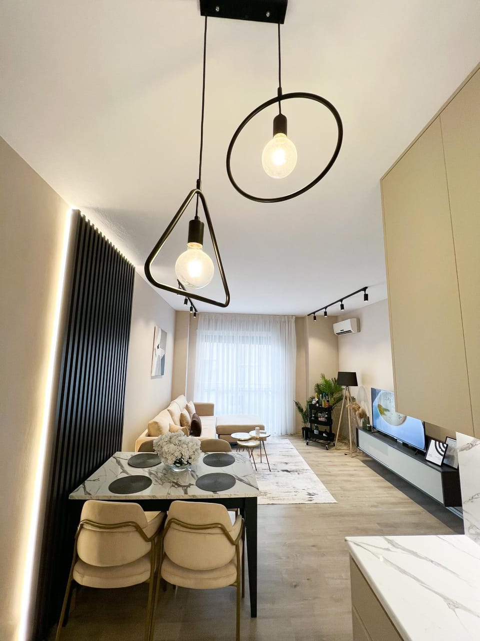 Kitchen or kitchenette, Living room, Seating area, Dining area