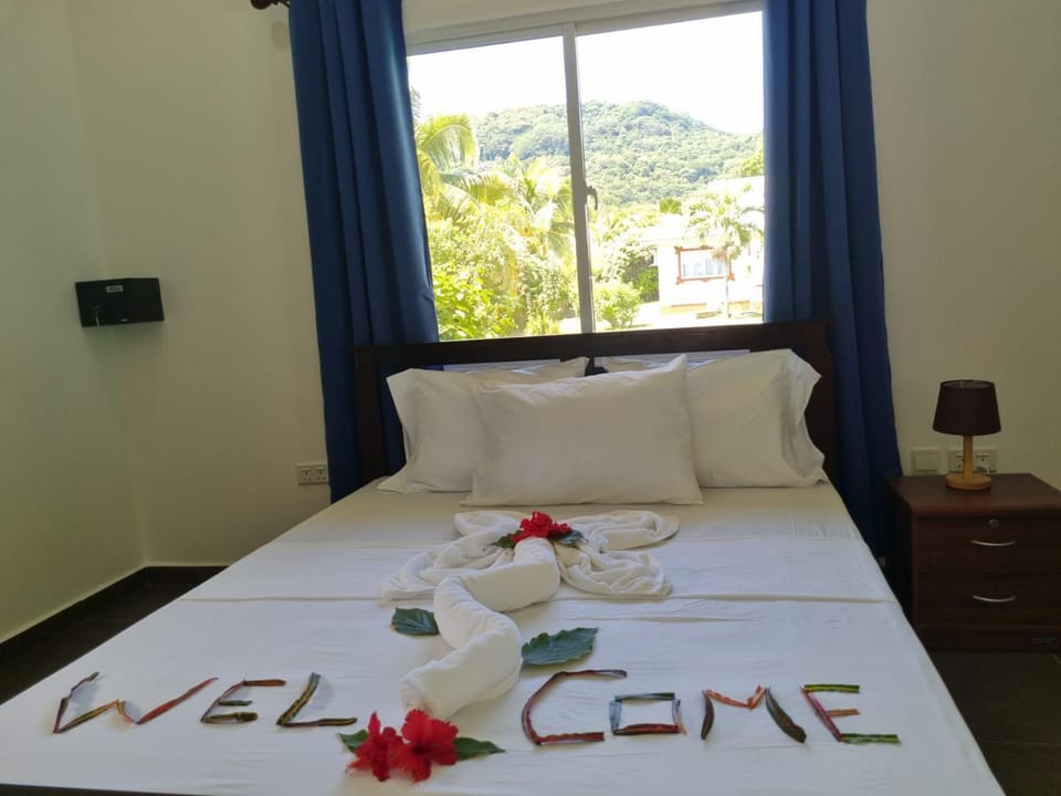 Natural landscape, Bedroom, Mountain view, towels