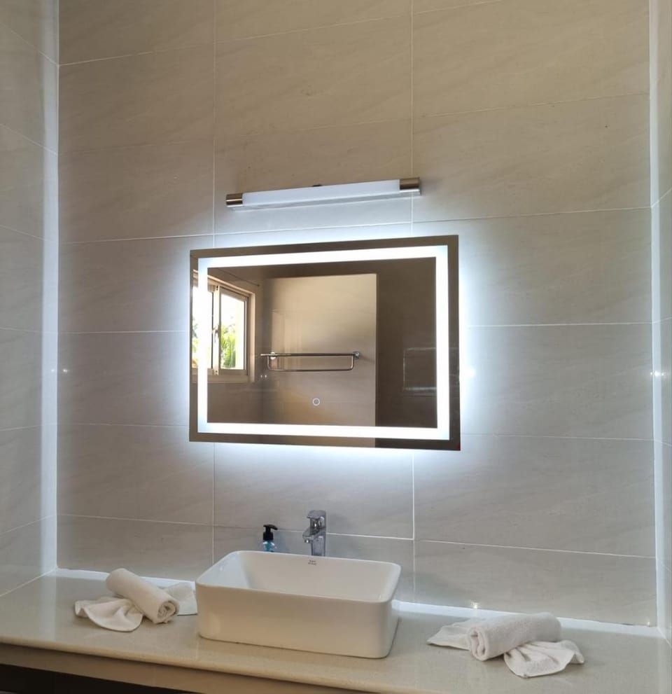 Bathroom, towels