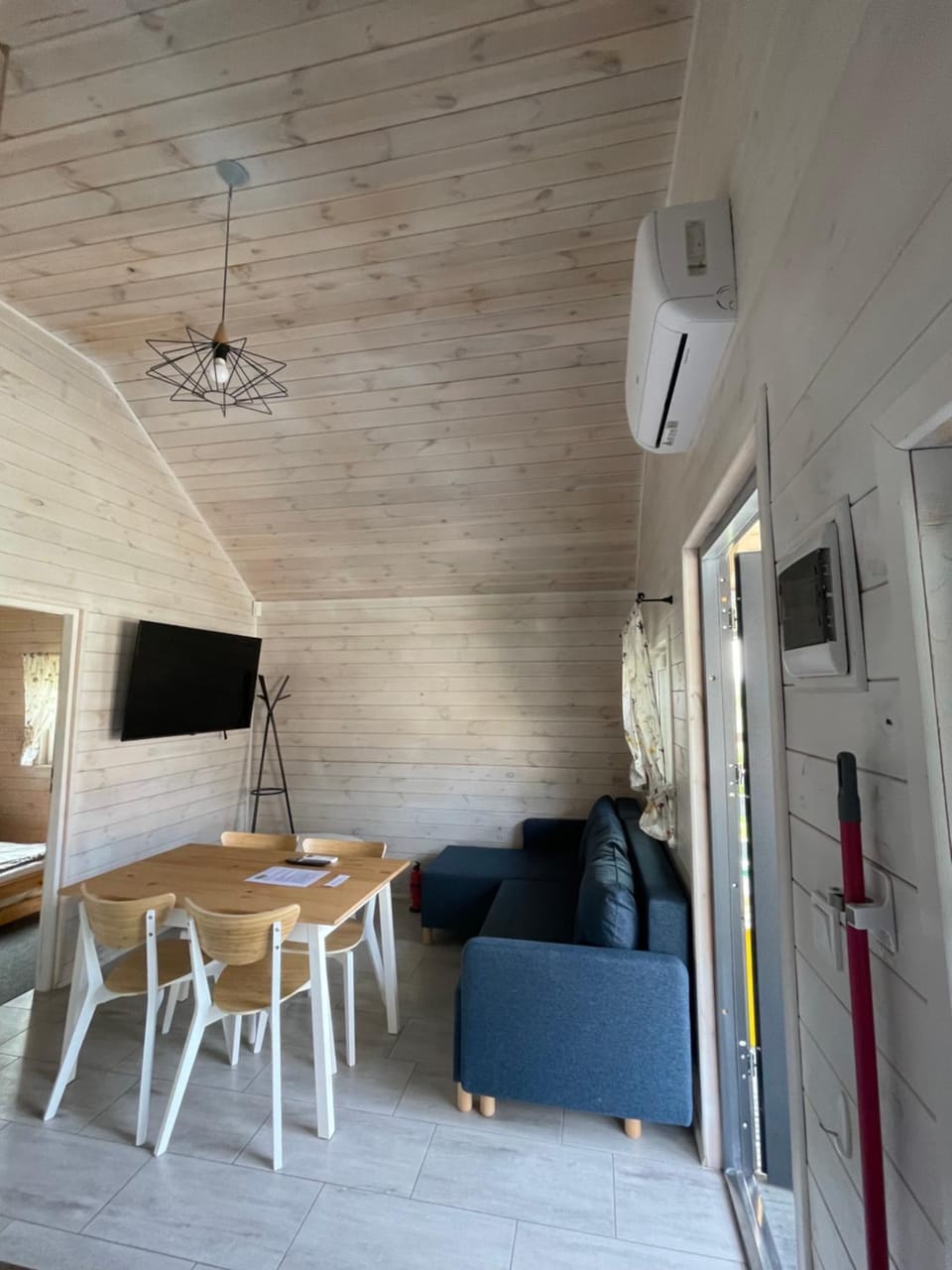 Communal lounge/ TV room, TV and multimedia, Living room, Seating area, Dining area
