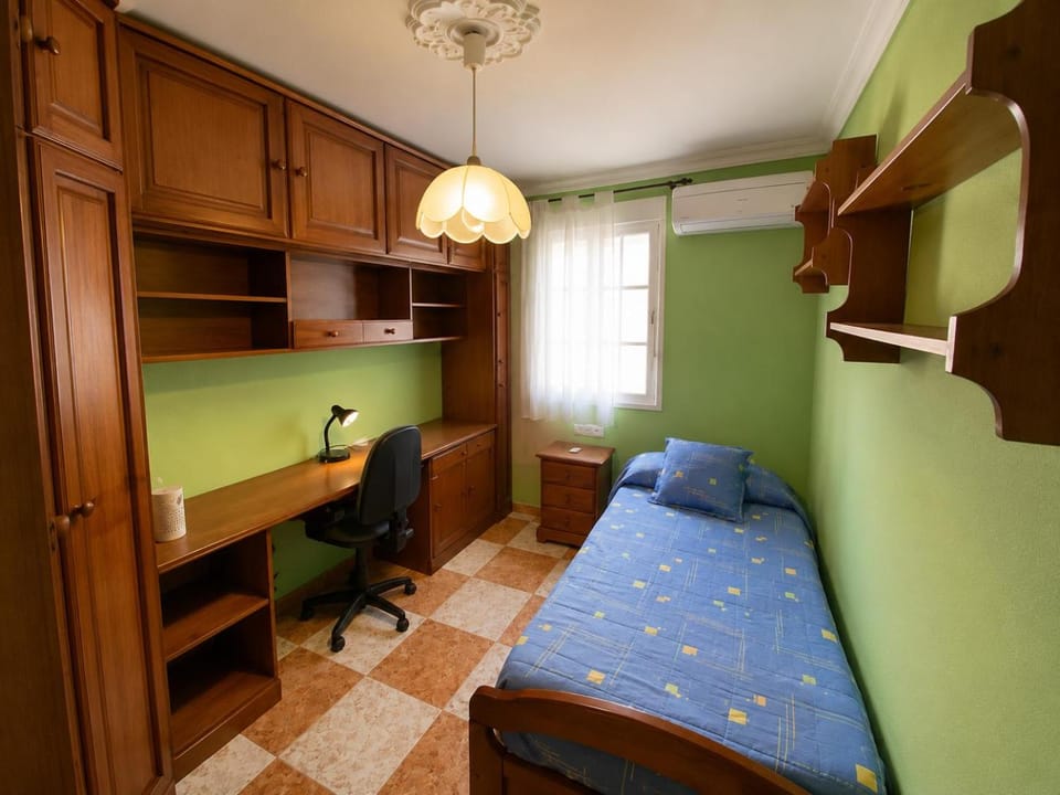 Seating area, internet, air conditioner