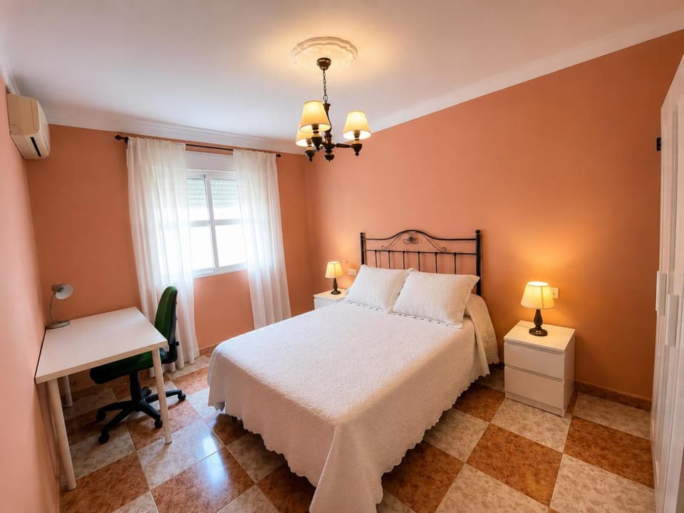 Bed, Seating area, air conditioner