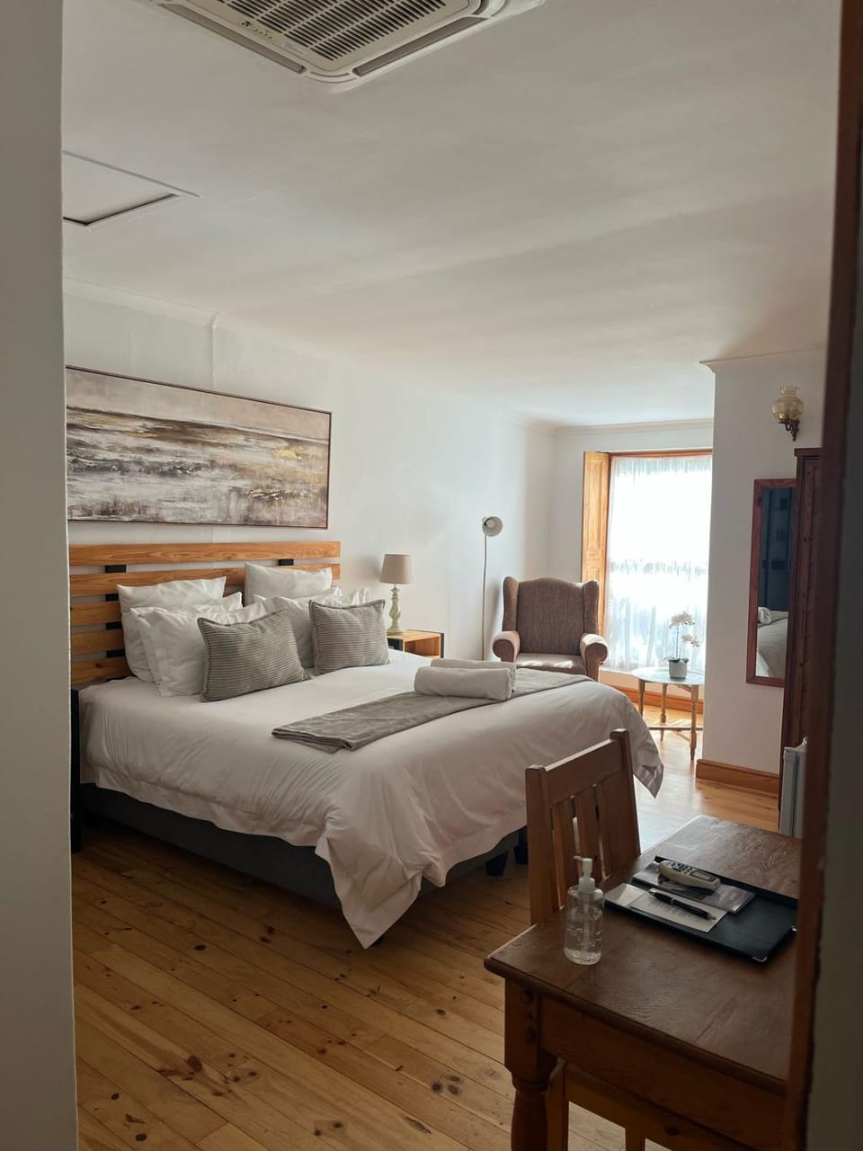 Bed, Seating area, Bedroom