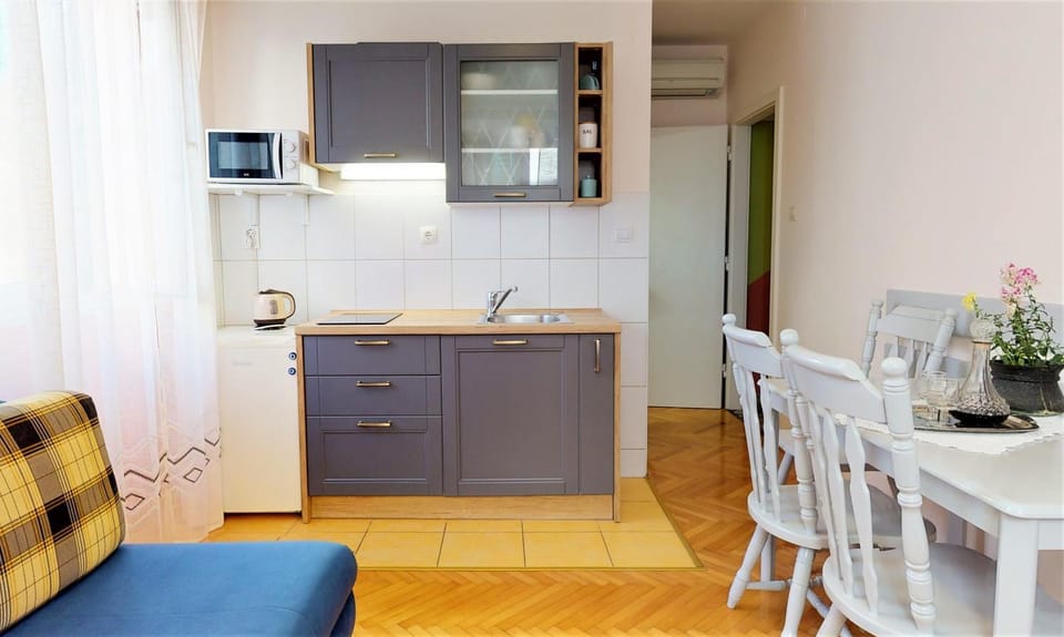 Dining area, kitchen