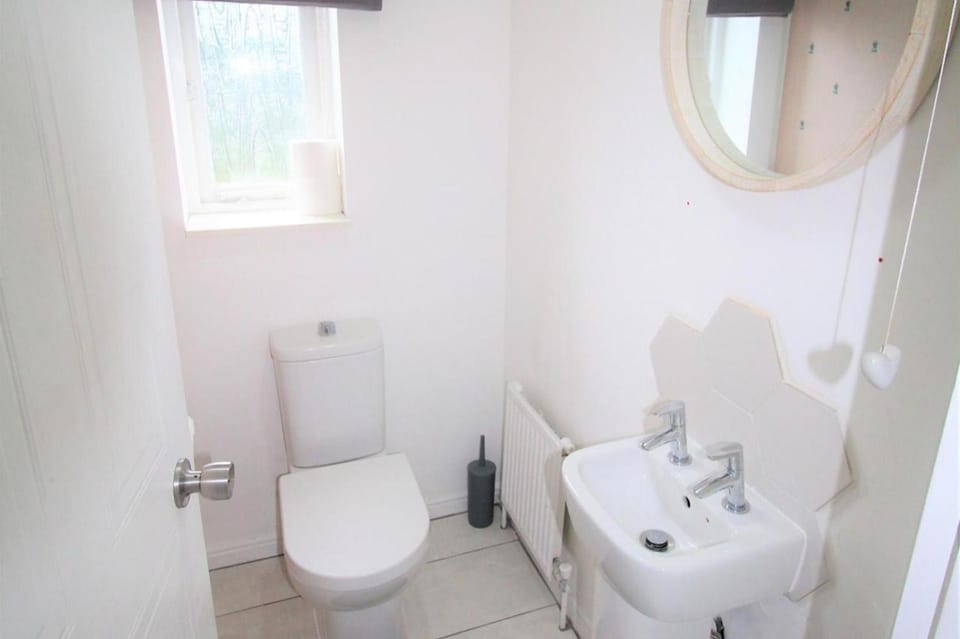 3 Bed Detached - 3 Bathrooms - Parking - Quiet House in Doncaster