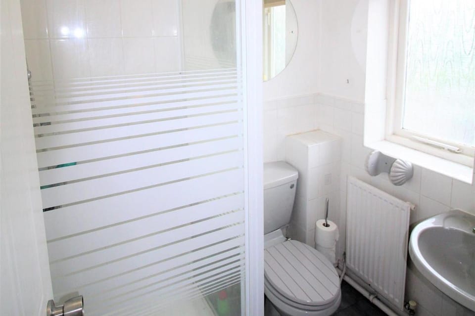 3 Bed Detached - 3 Bathrooms - Parking - Quiet House in Doncaster