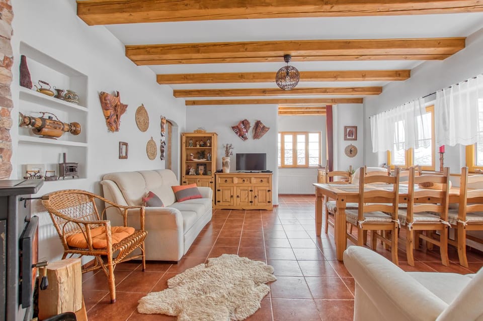 TV and multimedia, Living room, Seating area, Dining area
