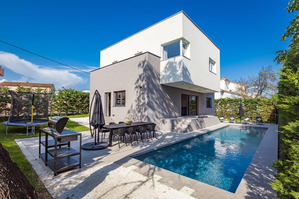 Property building, Day, Garden, Garden view, Pool view, Swimming pool